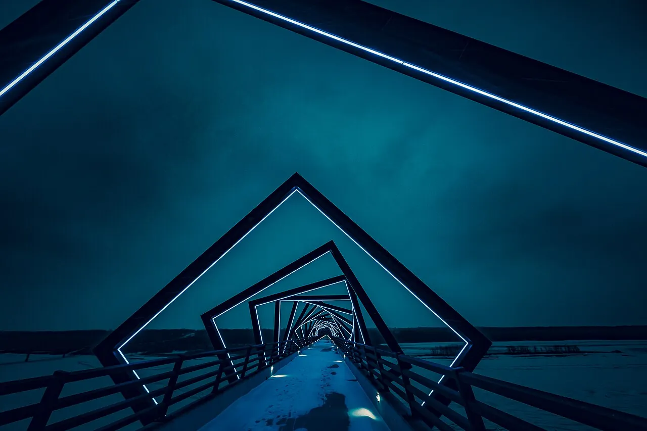 Brücke mit Neon Lichtern