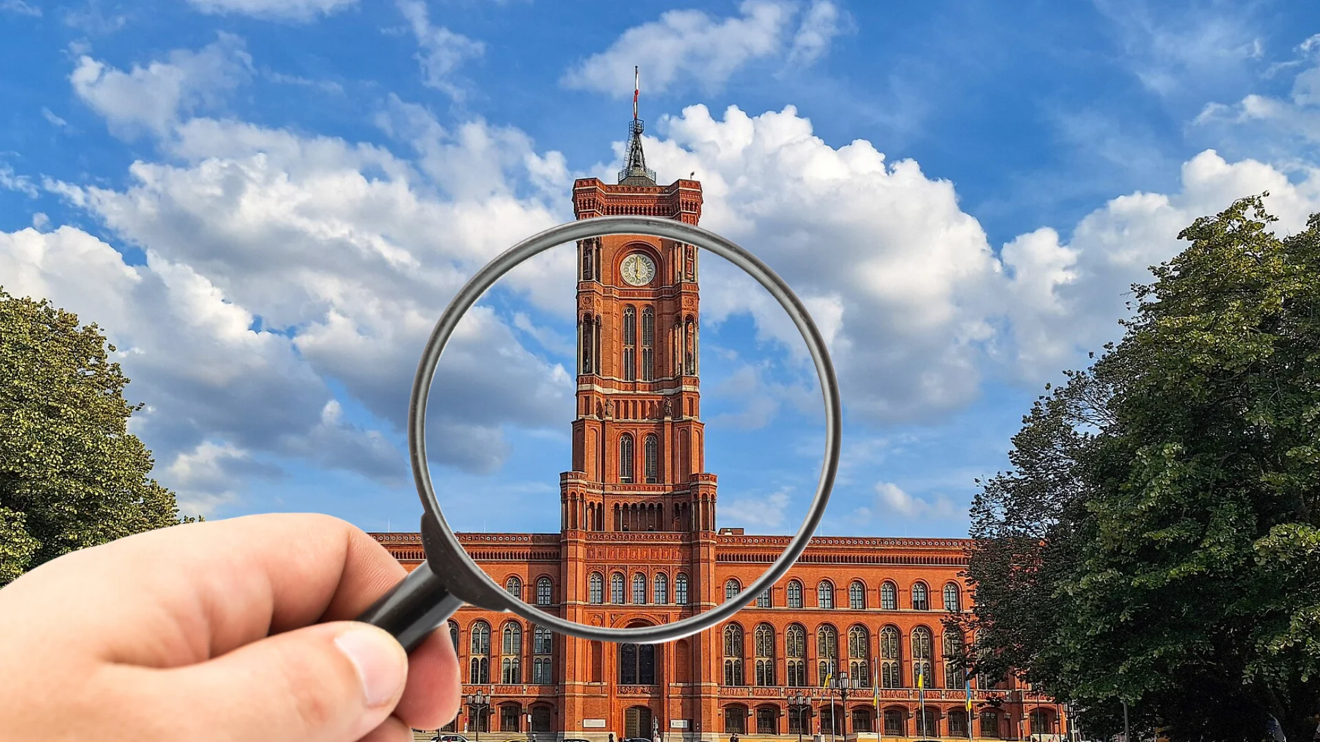 Durch eine Lupe sieht man das Rot Rathaus Berlin.
