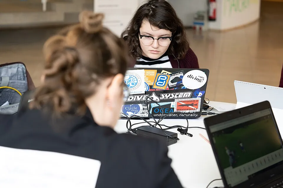 Jugendlichen am Laptop