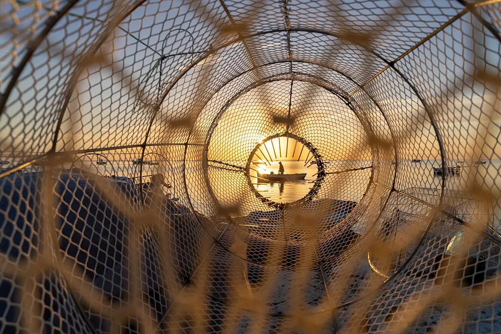 Fischerboot und Netze